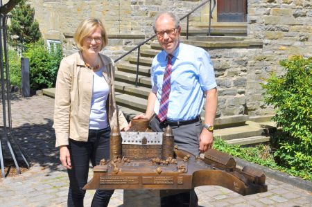 Barrierefreie Erlebnistation auf dem Burgvorplatz der Wewelsburg